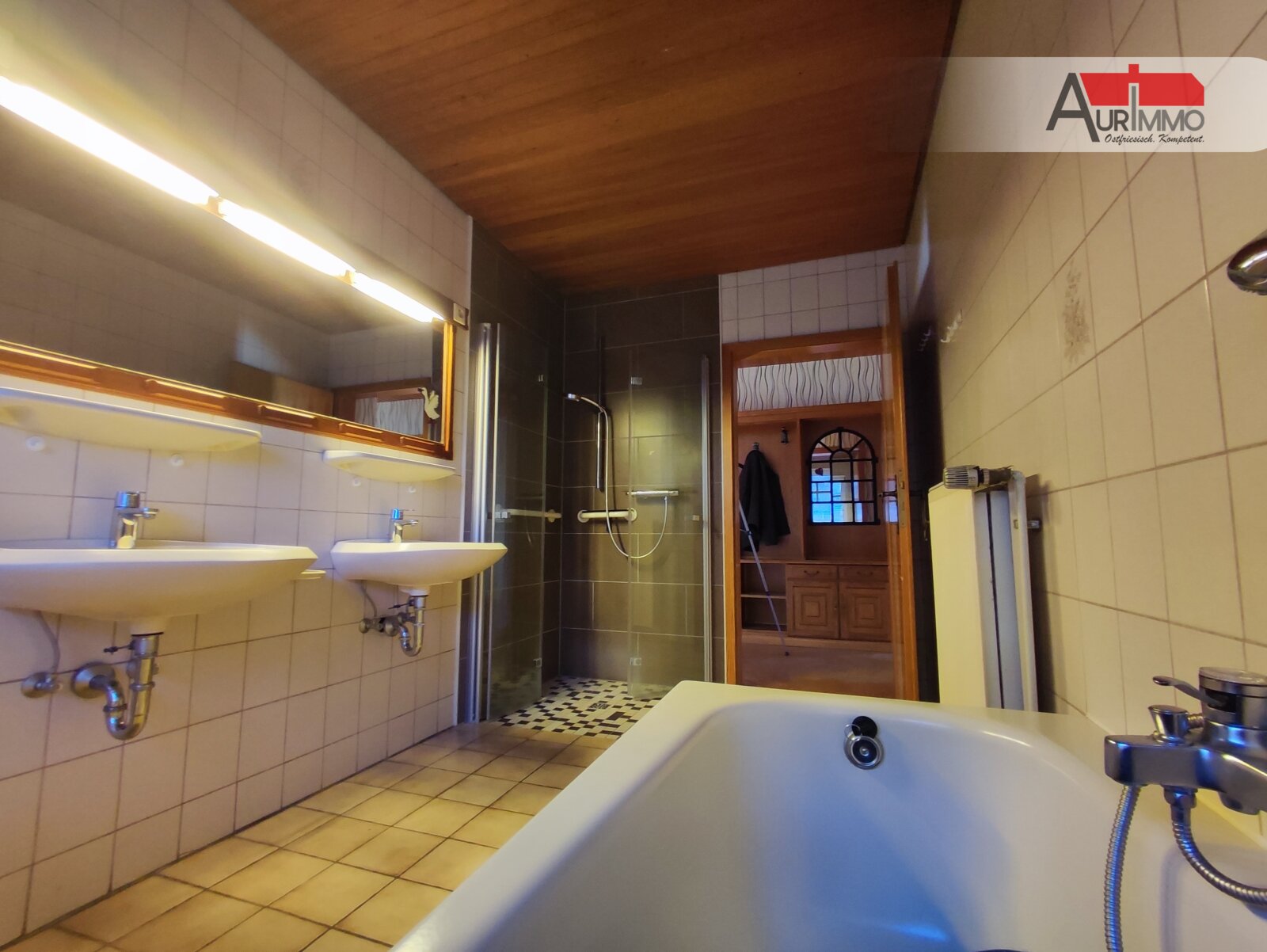 EG Bad mit Wanne u. begehbarer Dusche EG Bad mit Wanne u. begehbarer Dusche