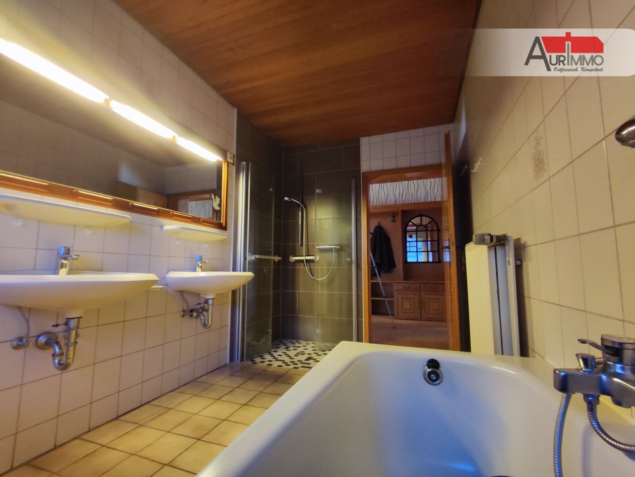 EG Bad mit Wanne u. begehbarer Dusche EG Bad mit Wanne u. begehbarer Dusche