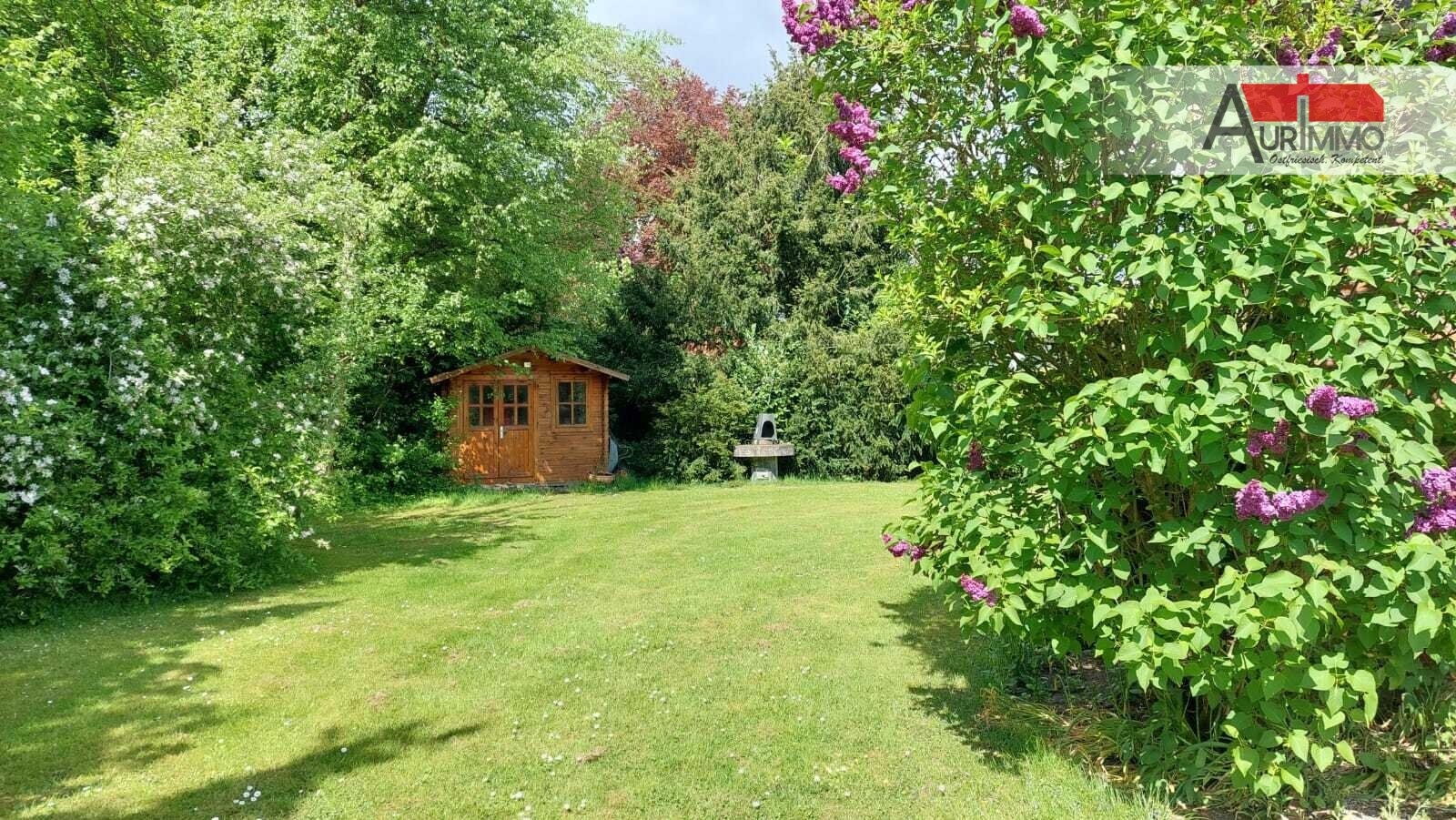 Garten mit verwunschenem Blockhaus Garten mit verwunschenem Blockhaus