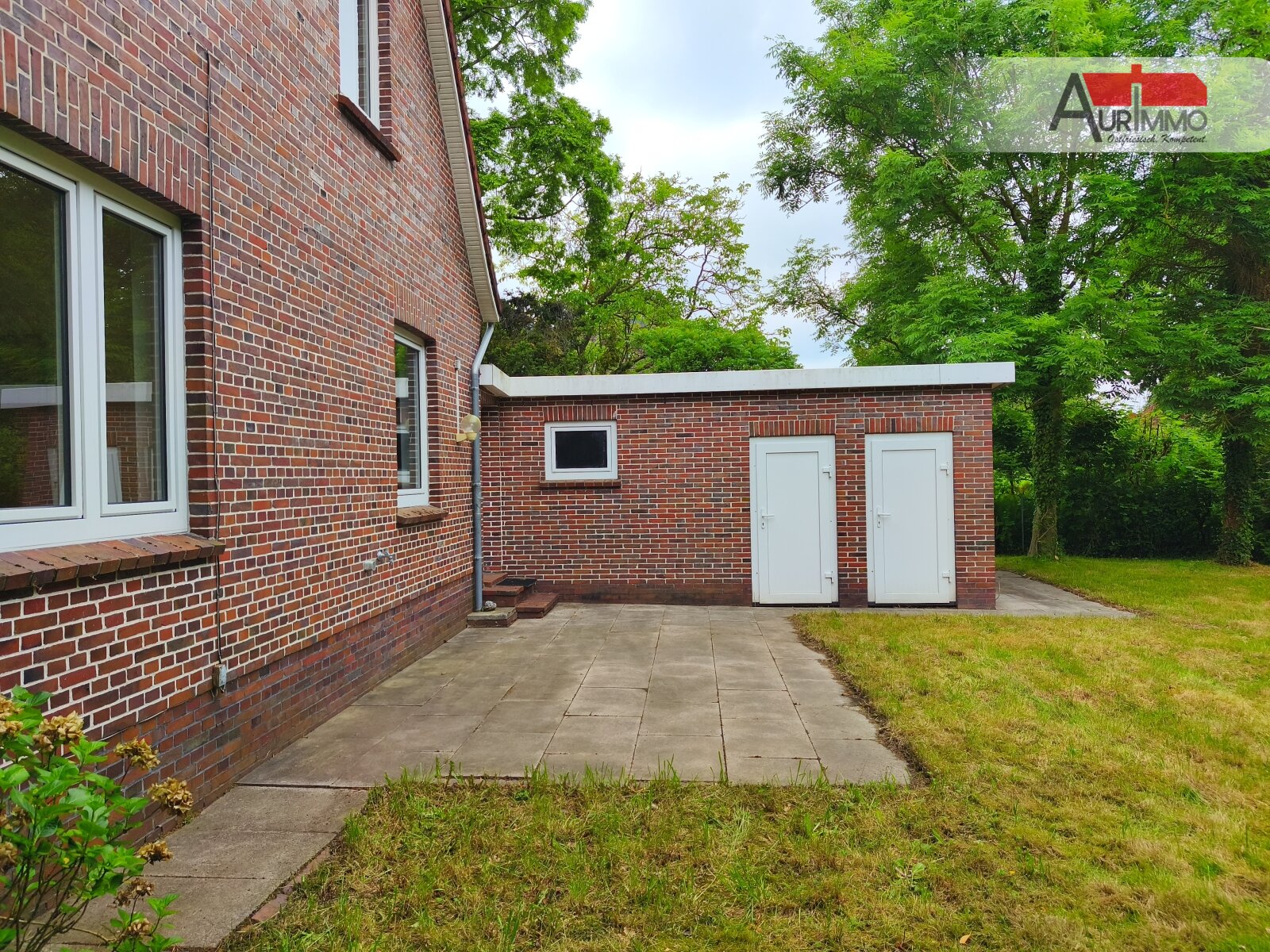 Rückansicht mit Terrasse u. Abstellraum Rückansicht mit Terrasse u. Abstellraum