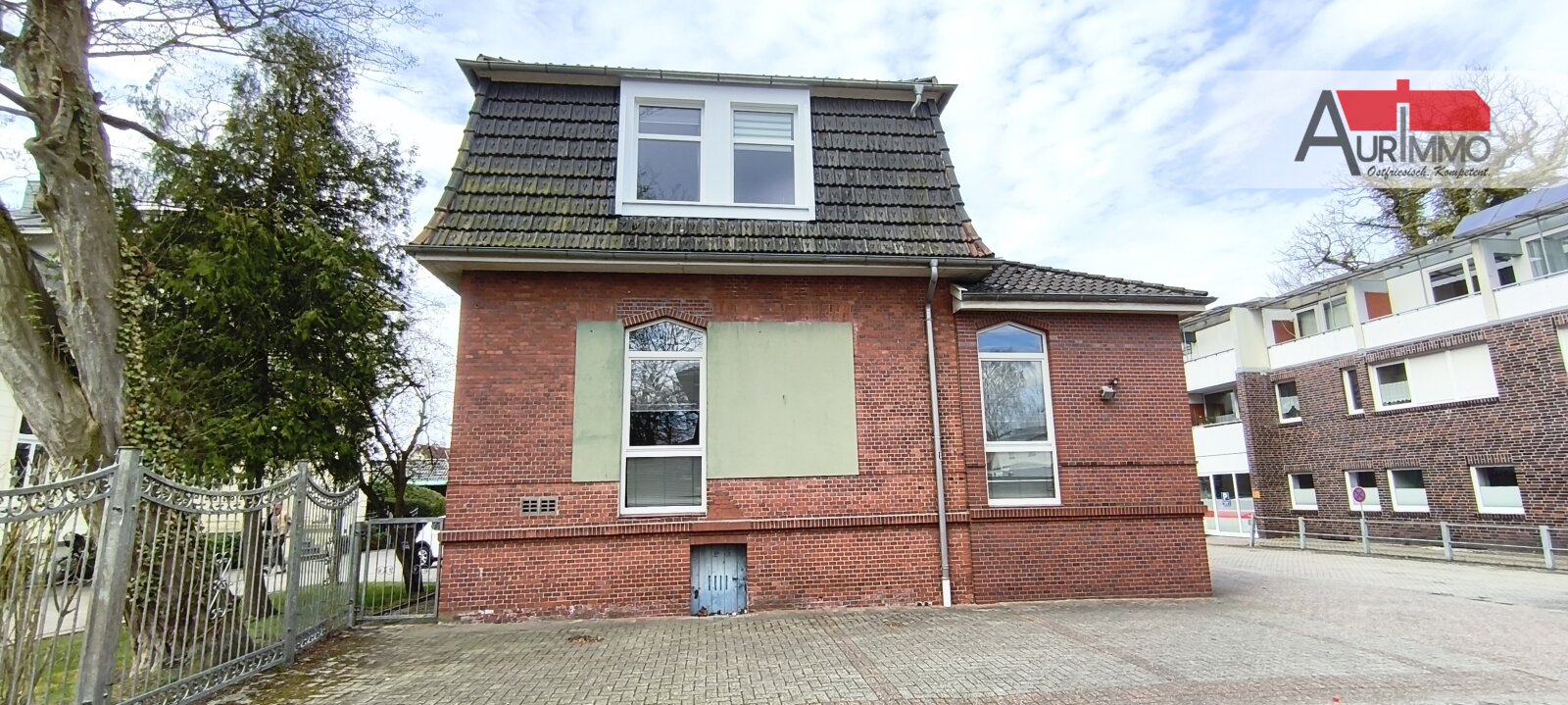 Rückansicht Parkplatz