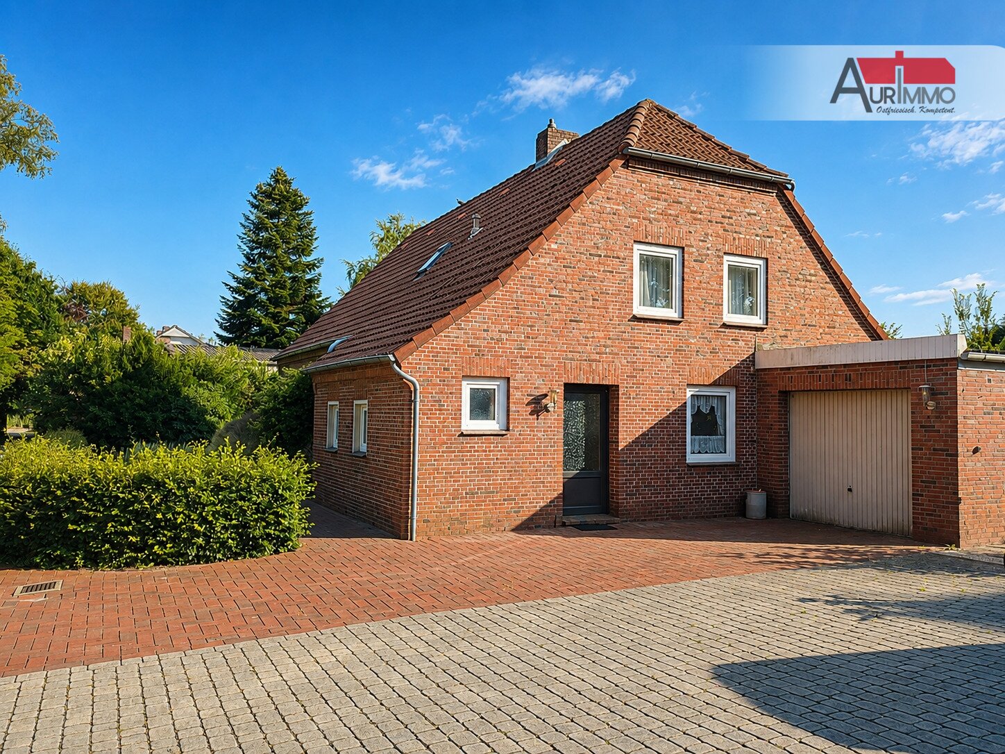 Hintereingang mit Garage Hintereingang mit Garage